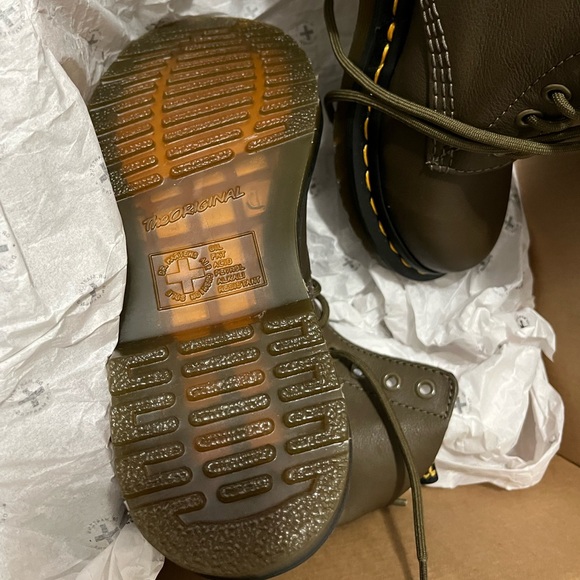 Doc Marten’s Pascal Olive Boots Size 5 Never Worn! - Picture 6 of 6
